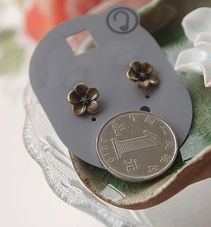 義烏廠家直銷微利 可愛小雛菊花朵復古耳釘，韓國小飾品批發與美發飾品銷售指南