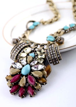 復古風潮再臨 歐美時尚飾品批發直銷中的花朵鑲鉆項鏈新趨勢